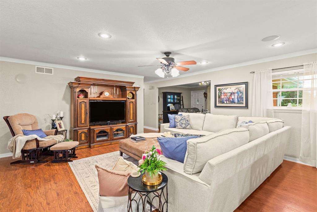 934 North Maple Street Muenster, TX 76252 - Photo 5 of 39 a living room with furniture and a flat screen tv
