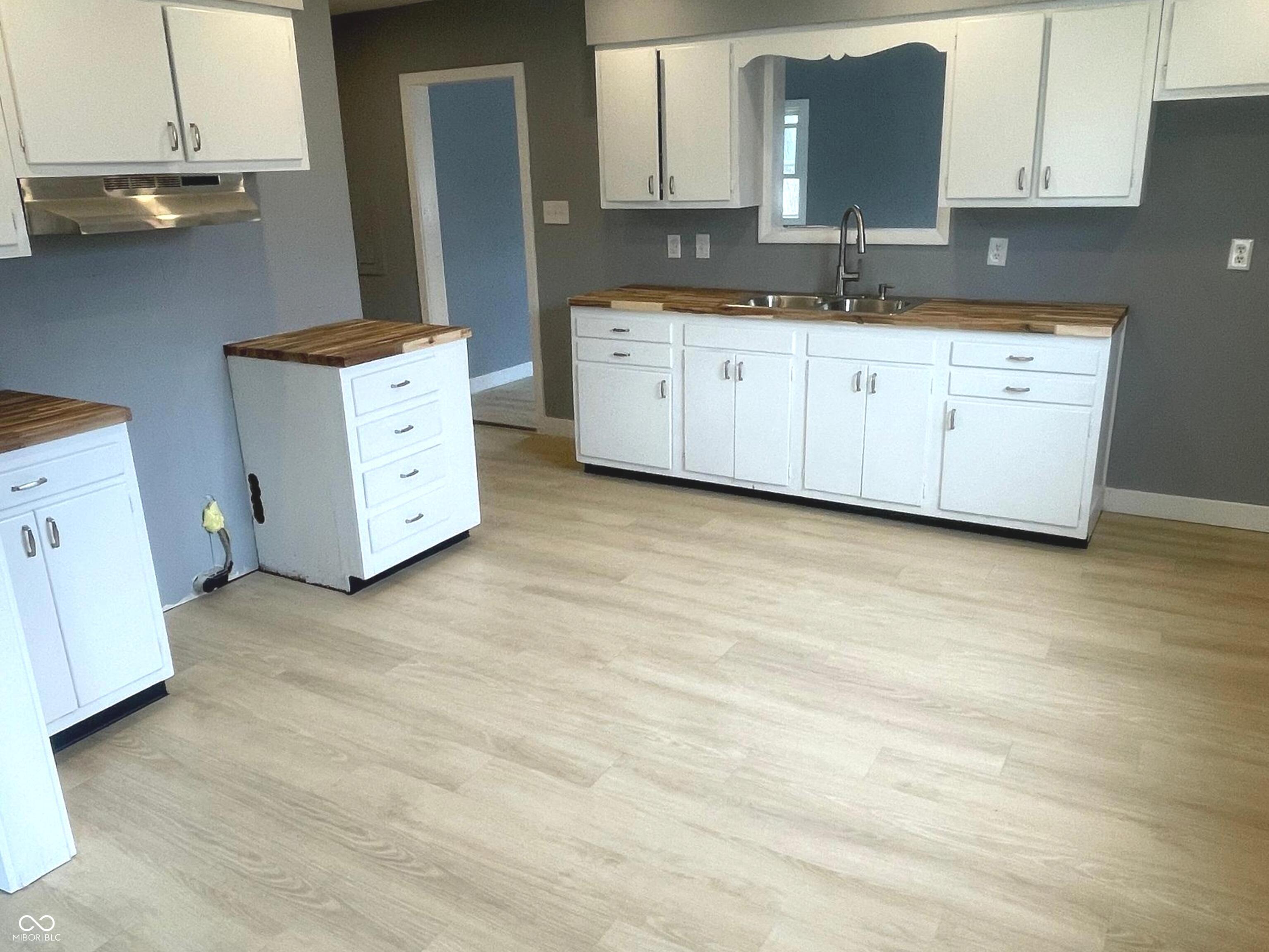 306 South Kenmore Road Indianapolis, IN 46219 - Photo 7 of 23 Gallery Image 7