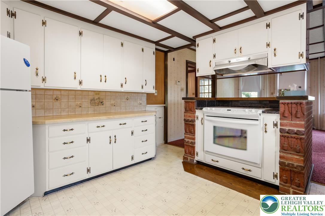 325 West Center Street Nazareth, PA 18064 - Photo 14 of 44