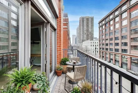 $865,000 | 321 North Jefferson Street, Unit 401, Chicago, IL 60661