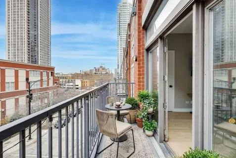 $865,000 | 321 North Jefferson Street, Unit 401, Chicago, IL 60661