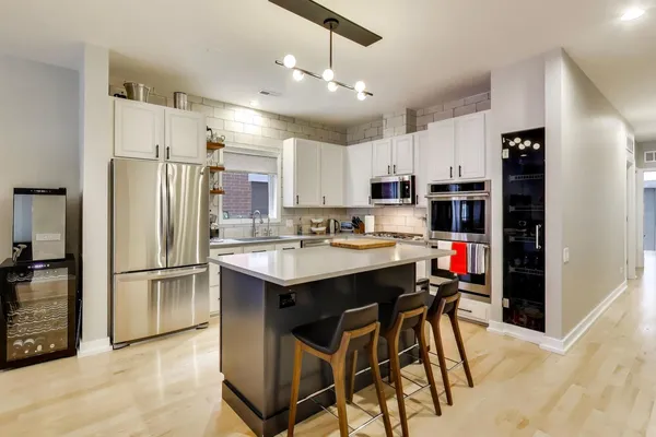 $865,000 | 321 North Jefferson Street, Unit 401, Chicago, IL 60661