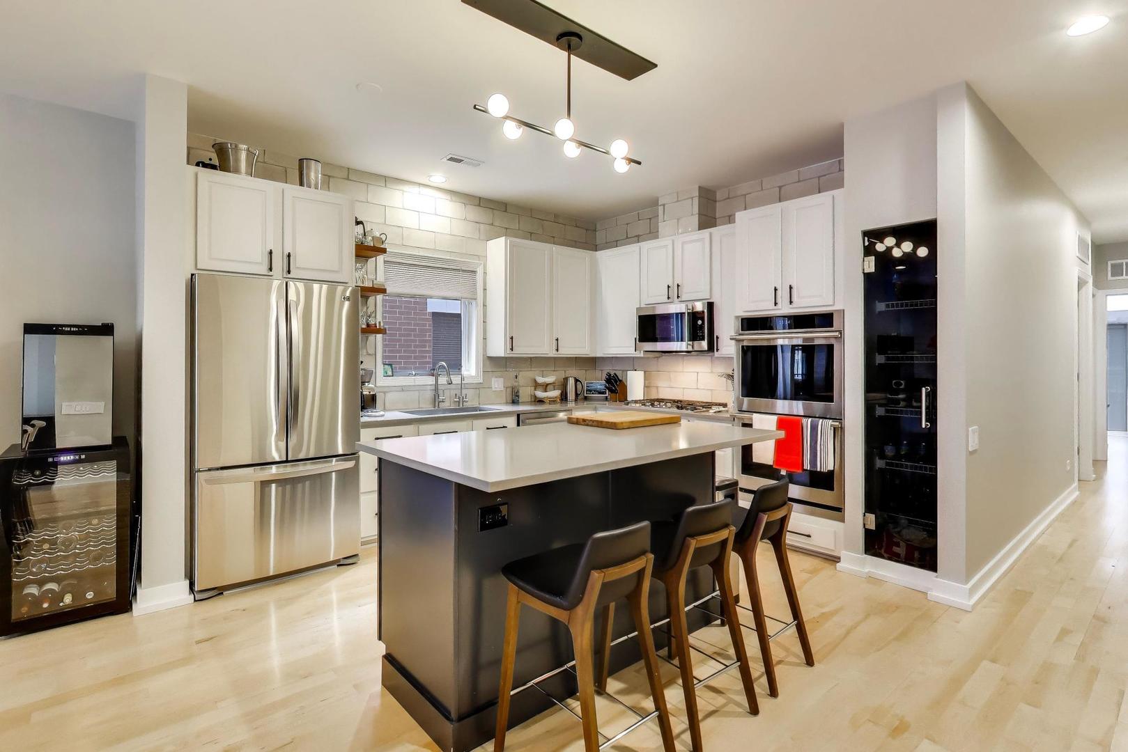 321 North Jefferson Street, Unit 401 Chicago, IL 60661 - Photo 2 of 33