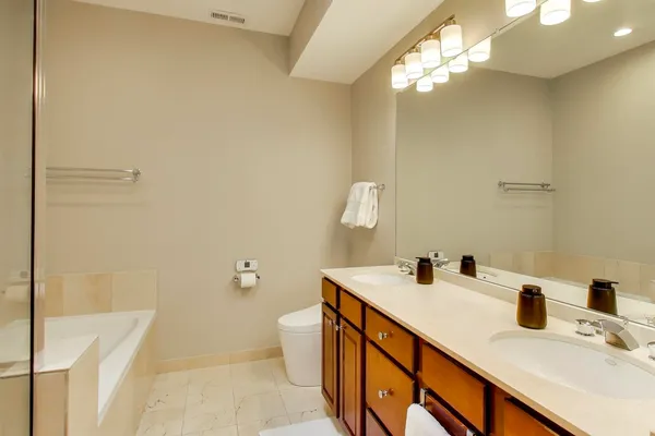 $865,000 | 321 North Jefferson Street, Unit 401, Chicago, IL 60661