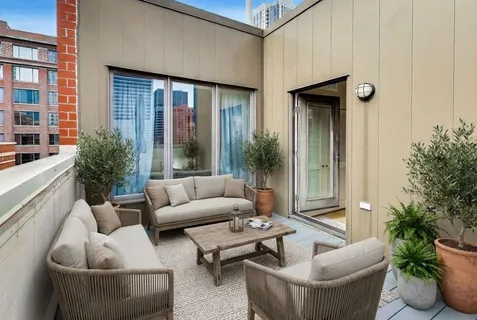 $865,000 | 321 North Jefferson Street, Unit 401, Chicago, IL 60661