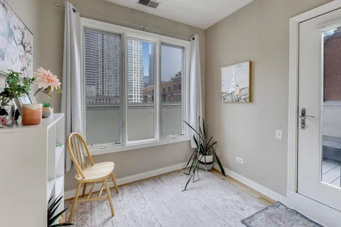 $865,000 | 321 North Jefferson Street, Unit 401, Chicago, IL 60661