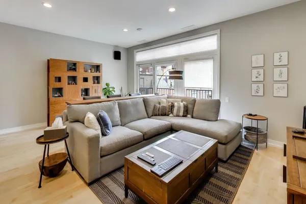 $865,000 | 321 North Jefferson Street, Unit 401, Chicago, IL 60661
