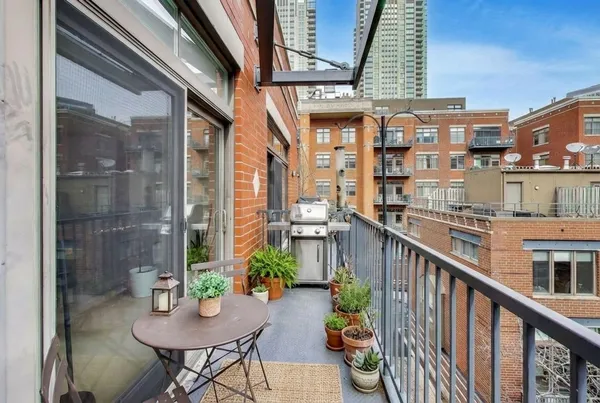 $865,000 | 321 North Jefferson Street, Unit 401, Chicago, IL 60661