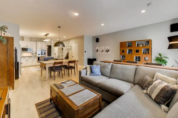 $865,000 | 321 North Jefferson Street, Unit 401, Chicago, IL 60661