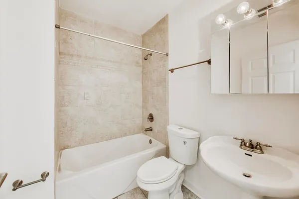 $425,000 | 5321 North Lincoln Avenue, Unit 3E, Chicago, IL 60625