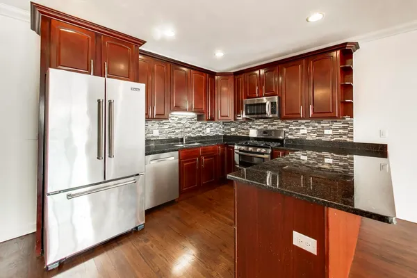 $425,000 | 5321 North Lincoln Avenue, Unit 3E, Chicago, IL 60625