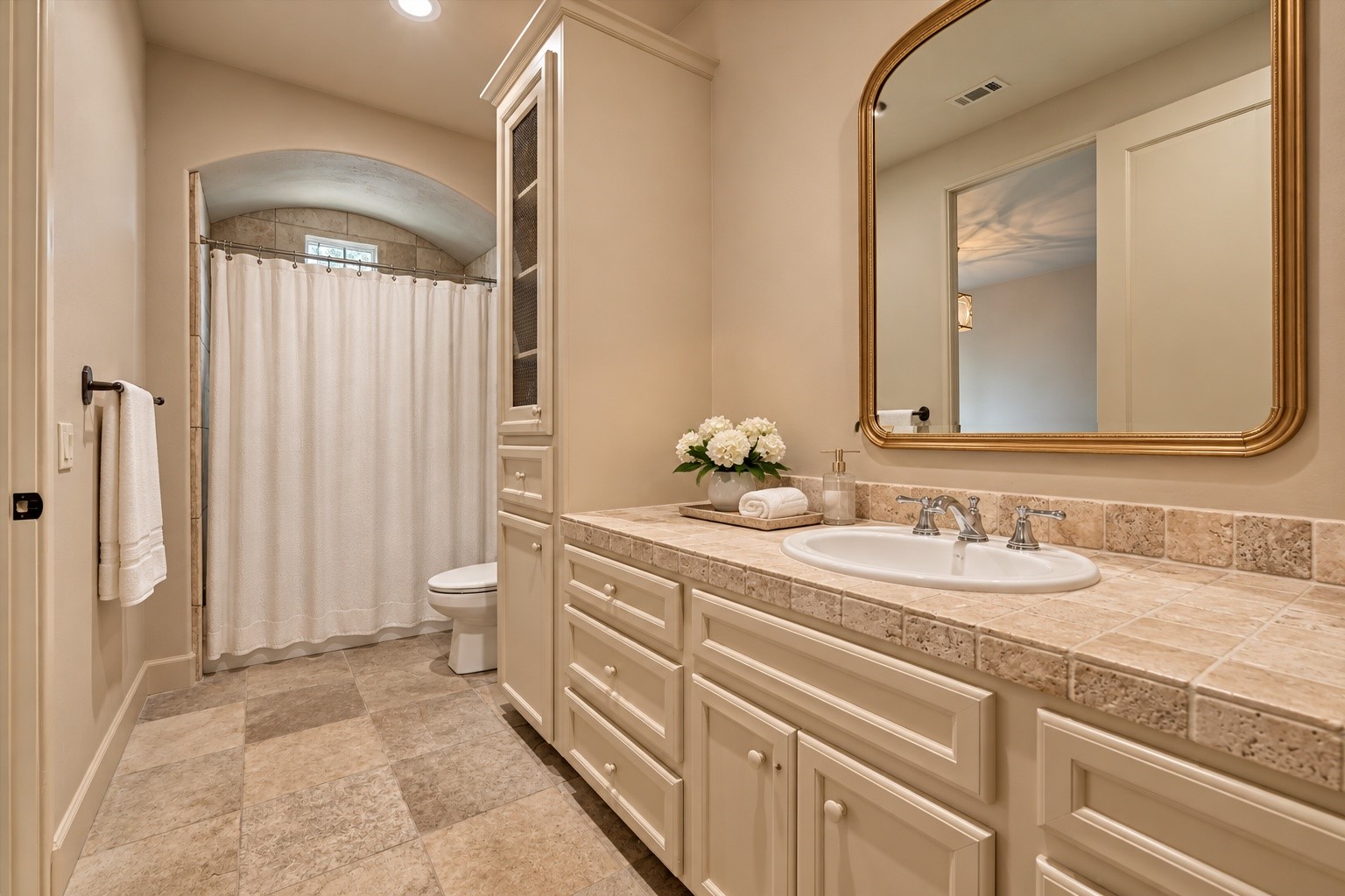 7 Dorset Square The Woodlands, TX 77381 - Photo 30 of 50 Bathroom 3 with tub/shower.