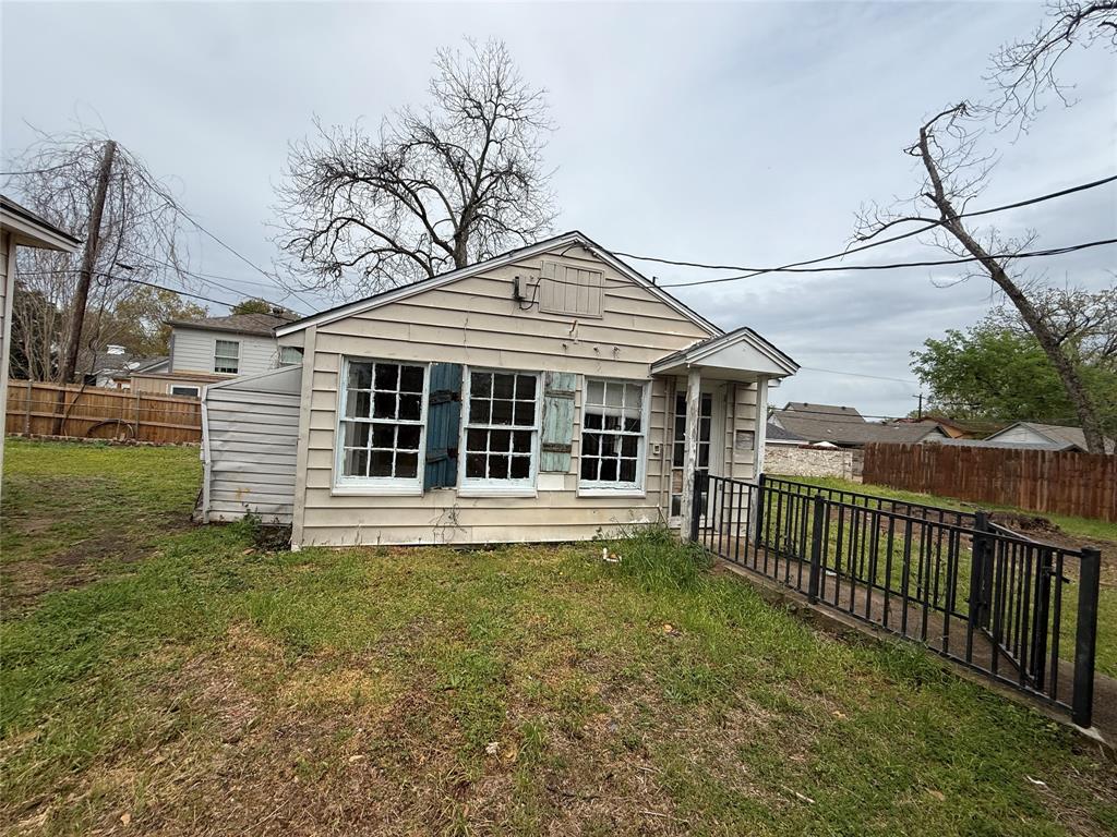 325 West 4th Street Tyler, TX 75701 - Photo 36 of 40 a front view of a house with a yard