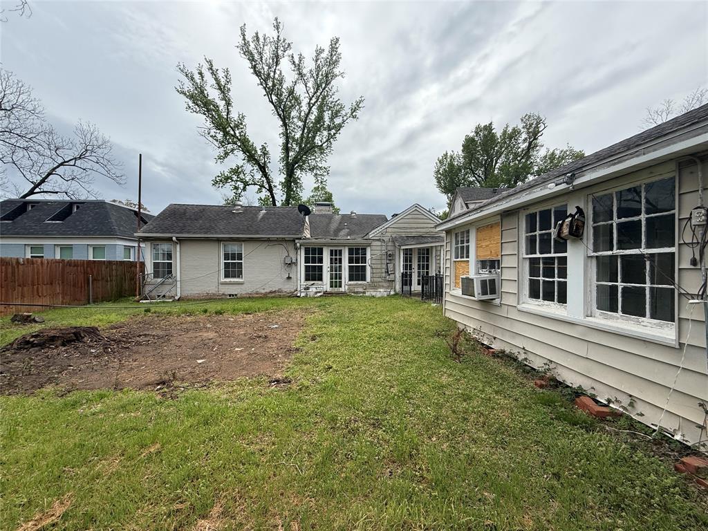 325 West 4th Street Tyler, TX 75701 - Photo 38 of 40 a front view of a house with a garden