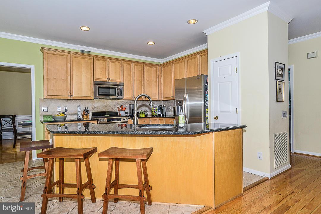 2491 Leyland Ridge Road Herndon, VA 20171 - Photo 11 of 30 Kitchen w/ breakfast bar and 42" maple cabinets