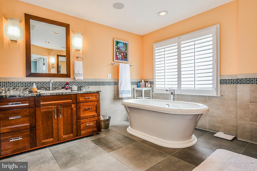 2491 Leyland Ridge Road Herndon, VA 20171 - Photo 15 of 30 Luxurious updated MBA w/ whirlpool air soaker tub