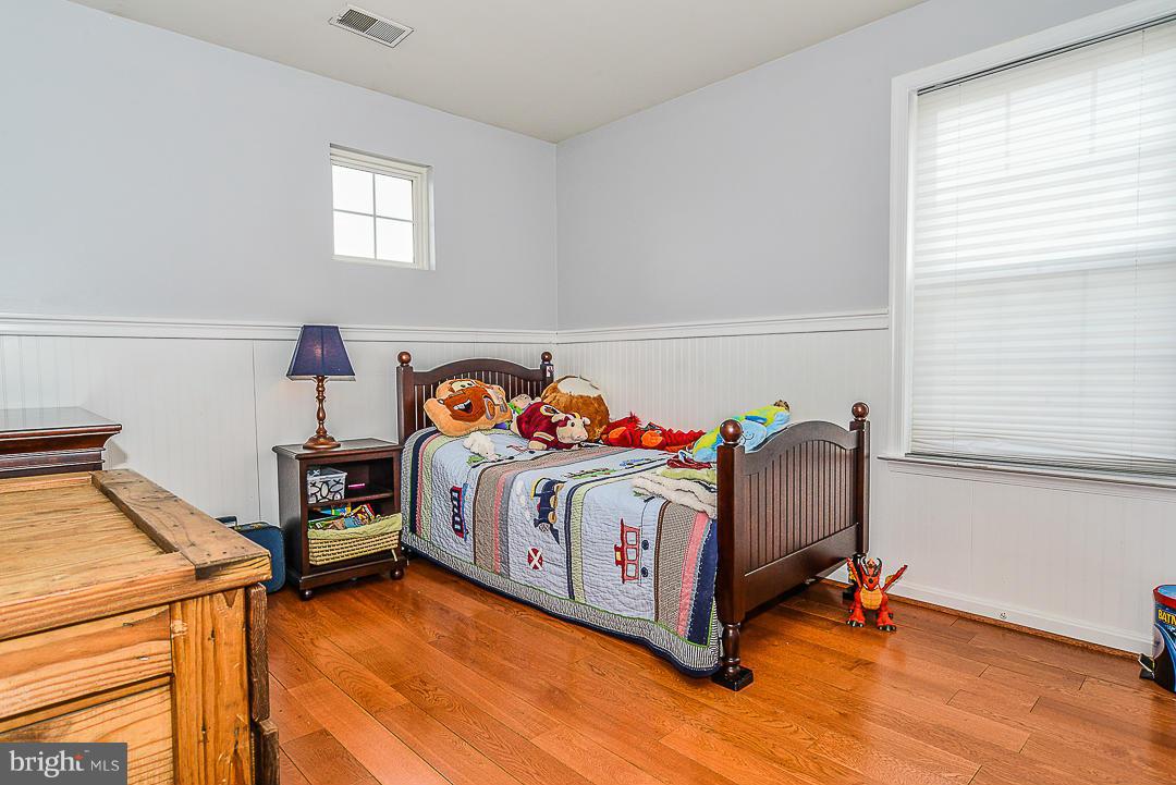 2491 Leyland Ridge Road Herndon, VA 20171 - Photo 20 of 30 Cozy BR with hardwood floors