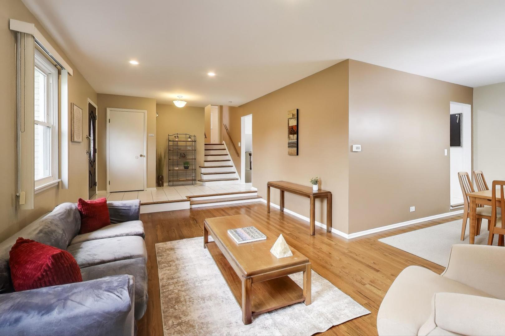 314 Anthony Road Buffalo Grove, IL 60089 - Photo 2 of 23