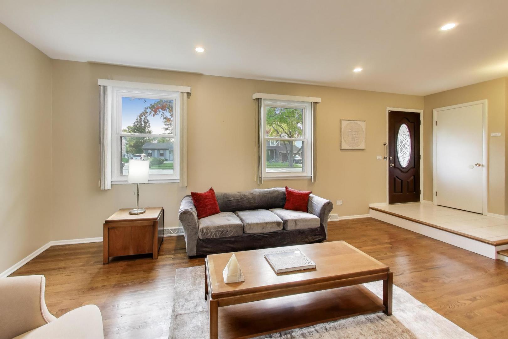 314 Anthony Road Buffalo Grove, IL 60089 - Photo 3 of 23