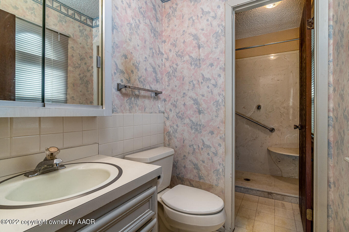 5114 McCarty Boulevard Amarillo, TX 79110 - Photo 5 of 23 Hollywood bathroom