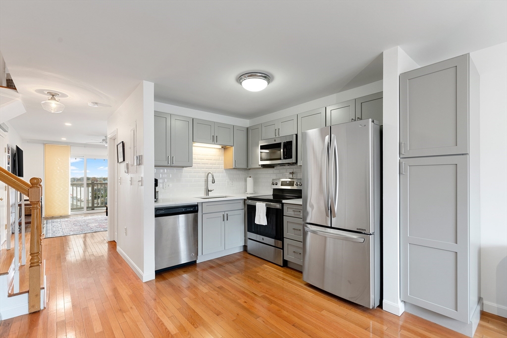 12 Cox Court, Unit PHB Beverly, MA 01915 - Photo 7 of 36