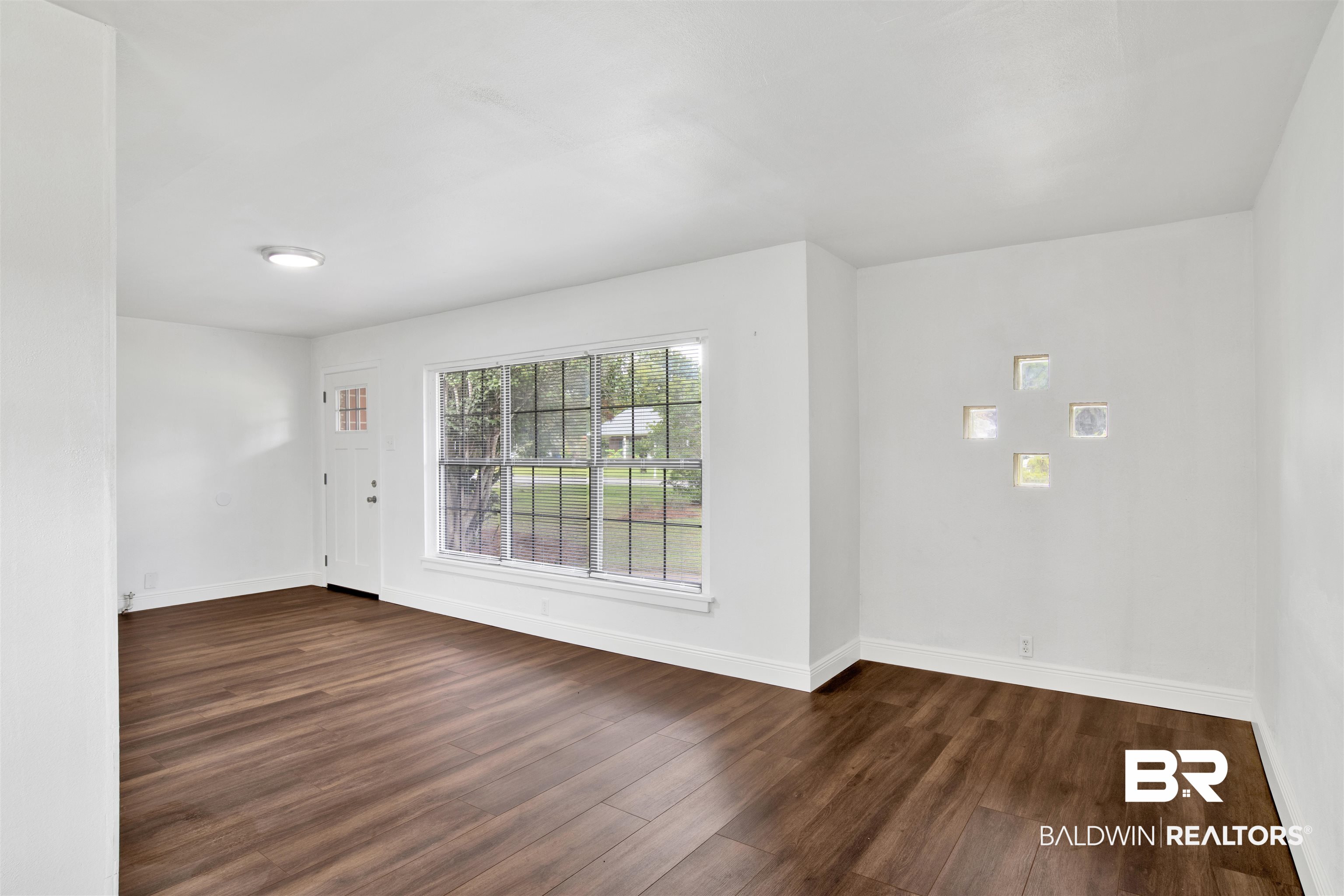 311 West Myrtle Avenue Foley, AL 36535 - Photo 6 of 22 Living Room