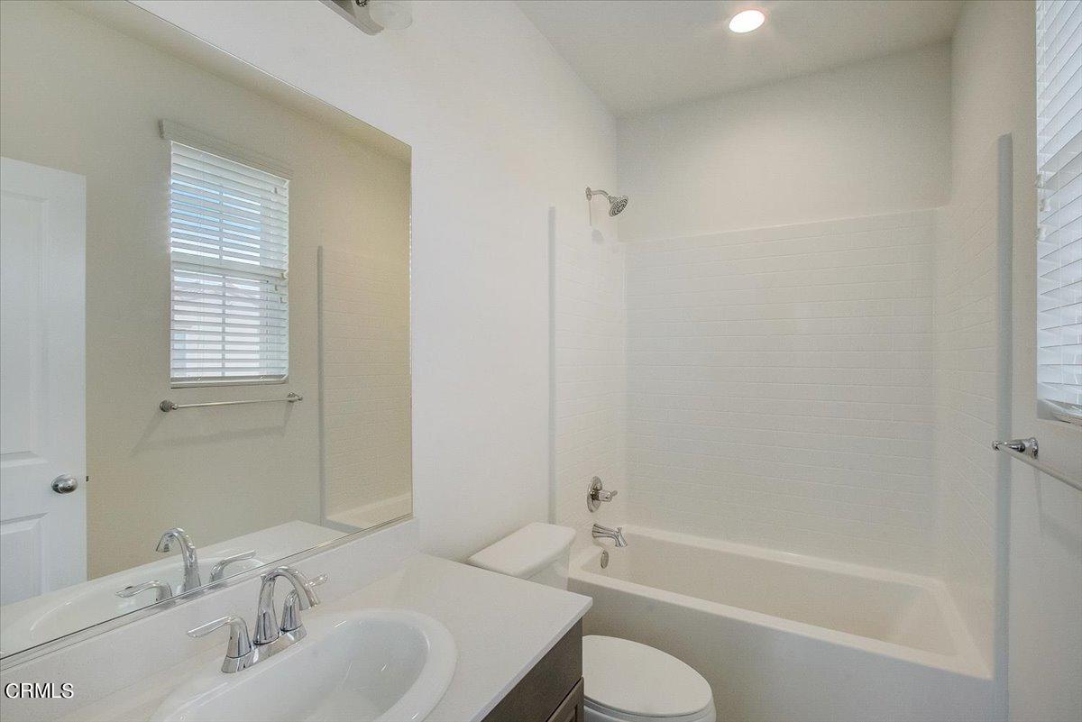182 Stonegate Road Camarillo, CA 93010 - Photo 22 of 41 a bathroom with a sink toilet and bathtub