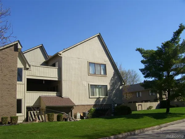 $154,900 | 42364 Lochmoor Street, Unit 6, Clinton Township, MI 48038
