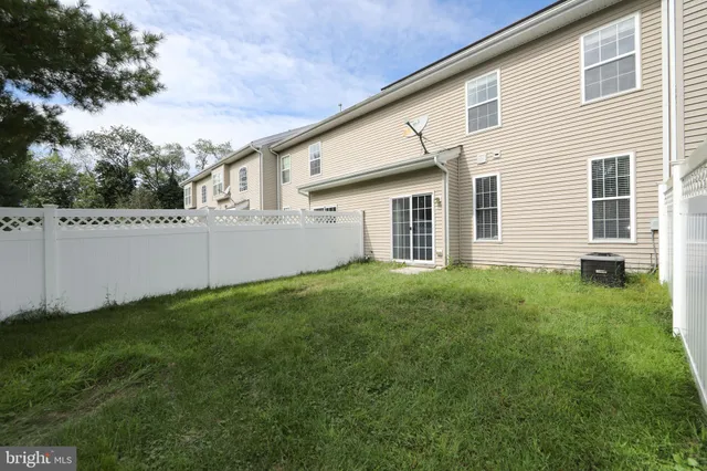 a view of a house with backyard