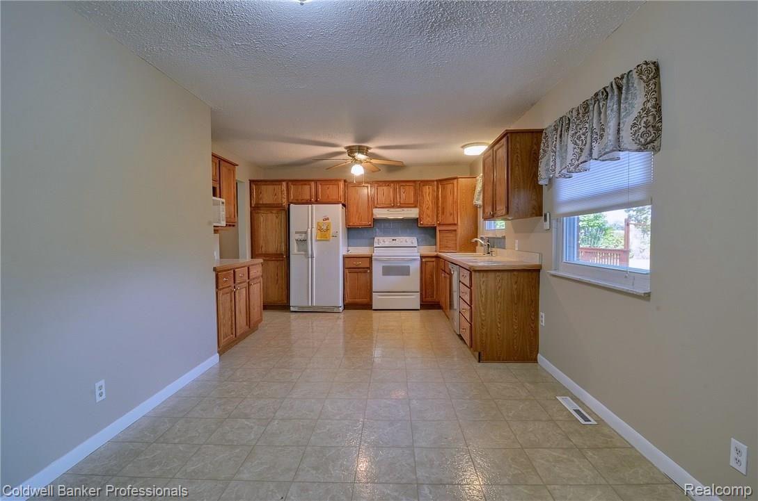 738 West Schafer Road Howell, MI 48843 - Photo 6 of 35 Kitchen.jpg