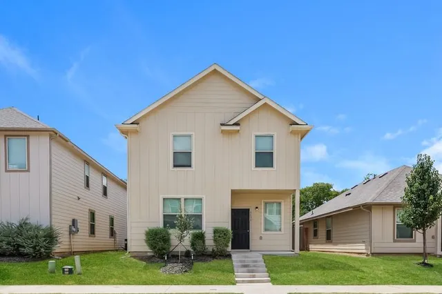 a view of a yard in front of a house with plants