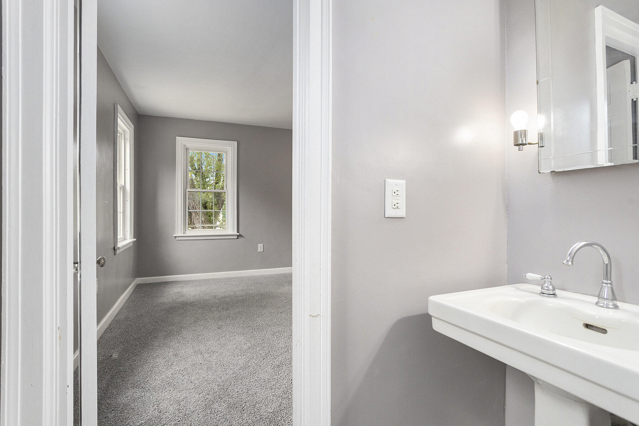 91 Sherman Road Battle Creek, MI 49017 - Photo 19 of 38 Jack & Jill Bathroom