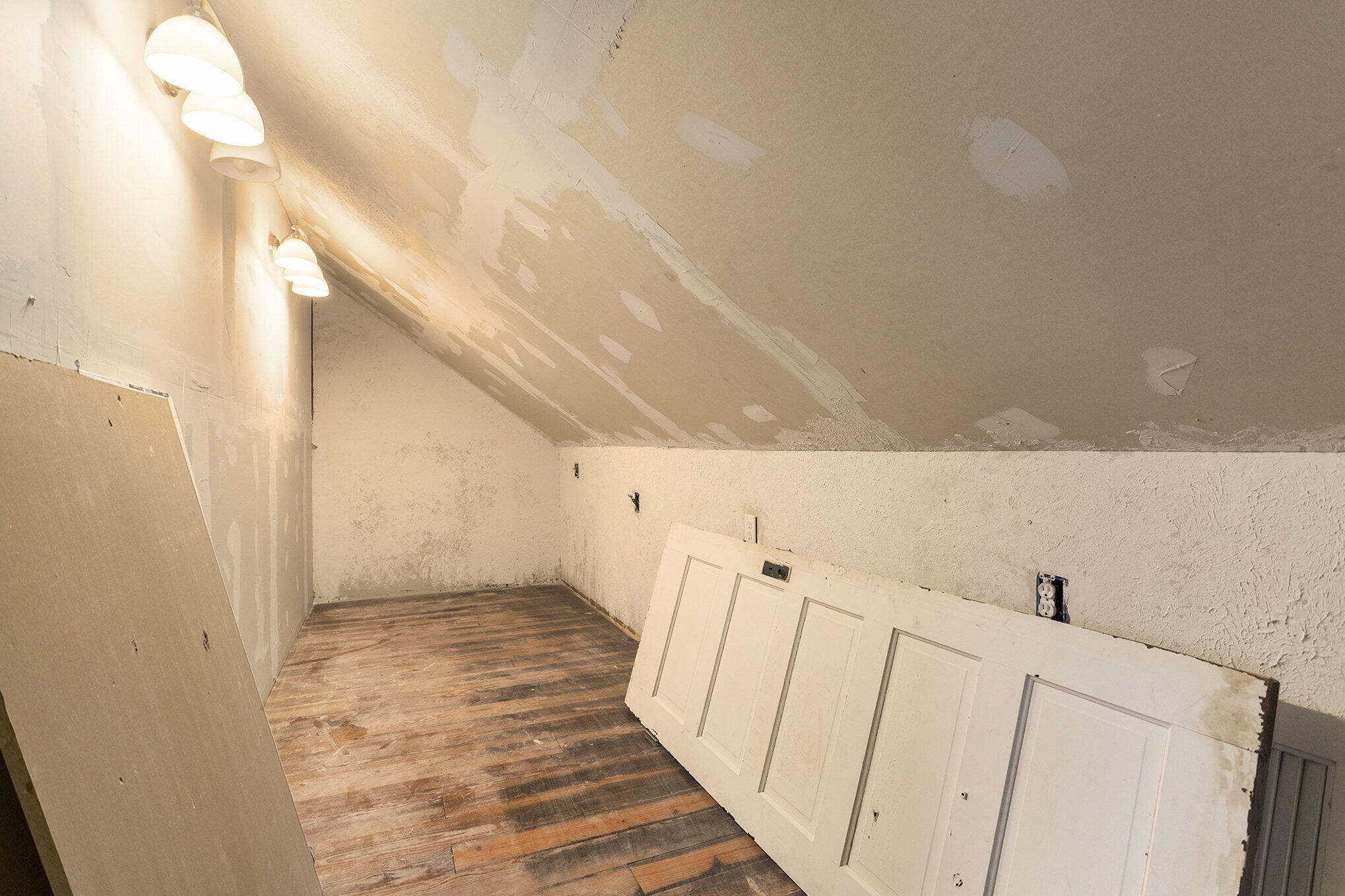 91 Sherman Road Battle Creek, MI 49017 - Photo 28 of 38 3rd Floor Closet