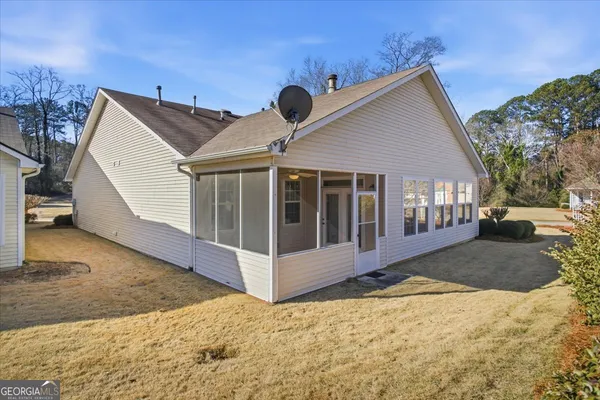 a view of a house with a yard