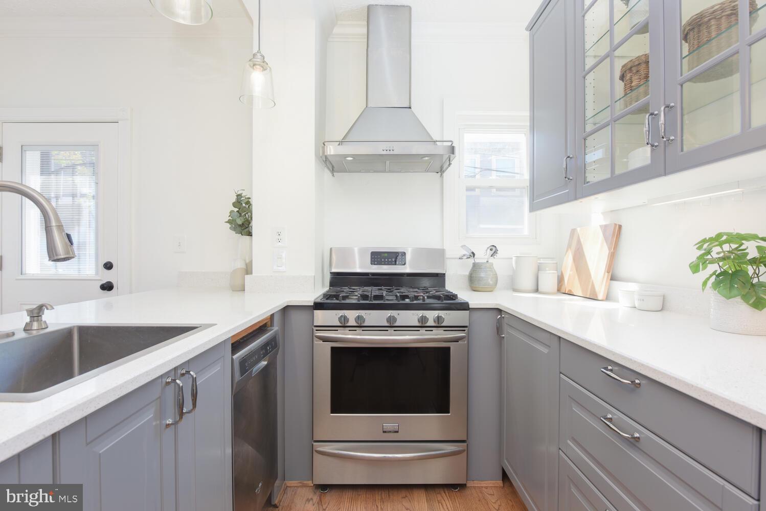 754 Columbia Road Northwest Washington, DC 20001 - Photo 8 of 34 Gas Cooking, SS Apps and Range Hood