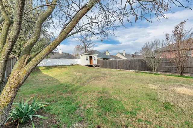 a view of a yard with a house