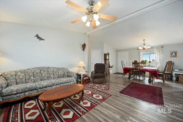 $300,000 | 798 West 100 South, Paul, ID 83347