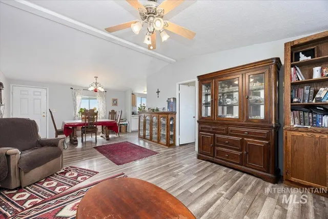 $300,000 | 798 West 100 South, Paul, ID 83347