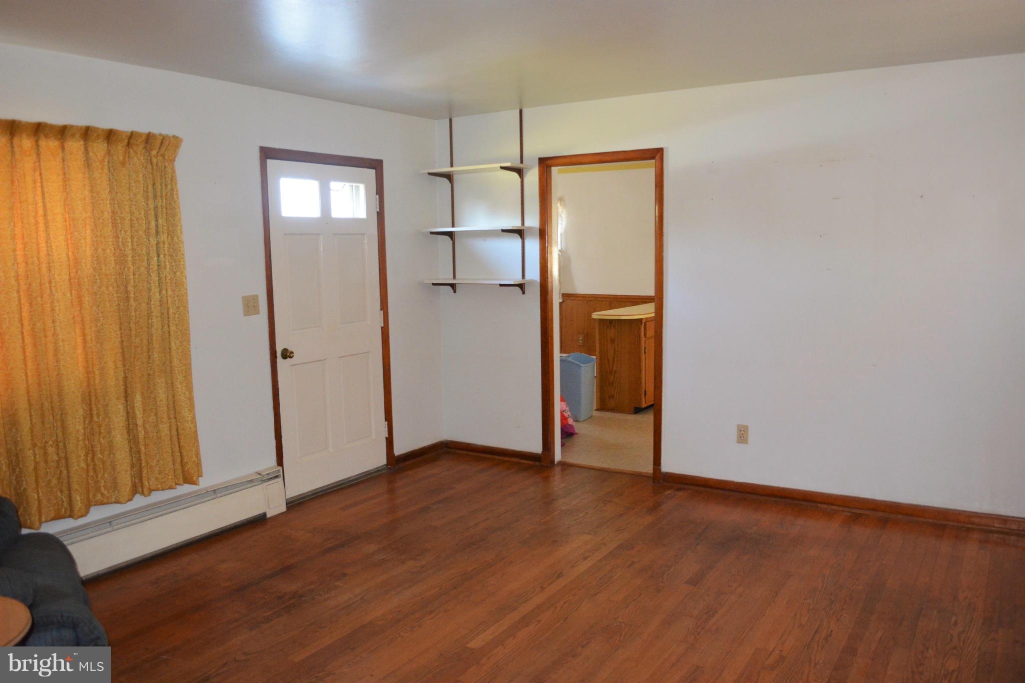 9061 Dumhart Road Laurel, MD 20723 - Photo 7 of 20 Living Room
