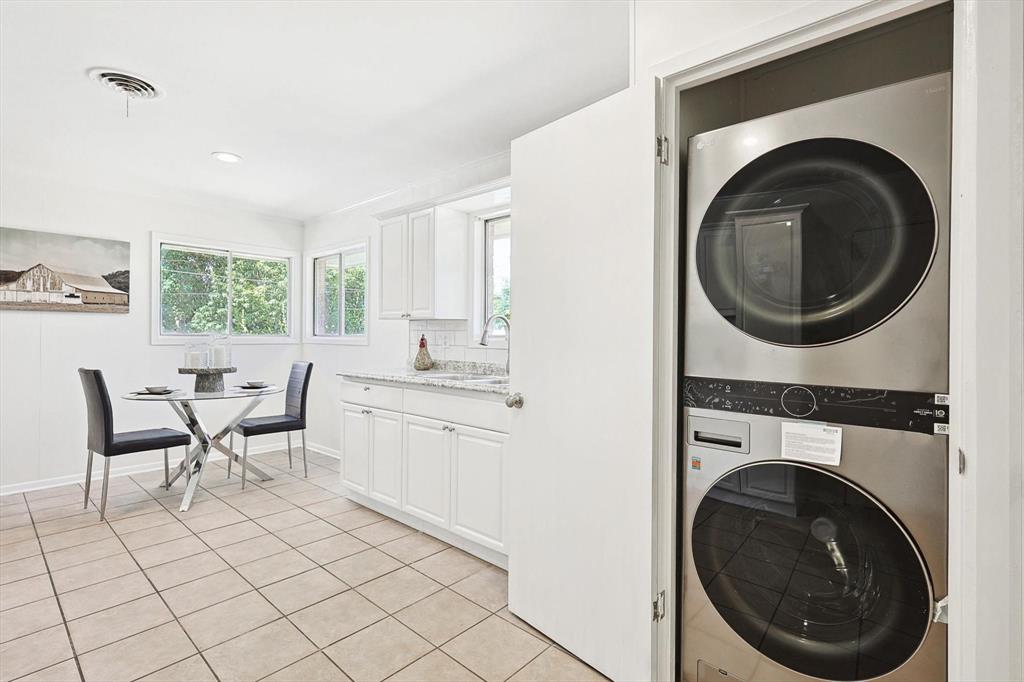 1401 South Stratton Street Decatur, TX 76234 - Photo 18 of 20 a kitchen with a washer and dryer