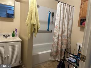 512 Sheridan Place Cumberland, MD 21502 - Photo 10 of 16 a bathroom with a bathtub a sink and a shower