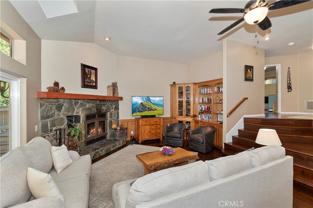 355 Cedar Ridge Drive Lake Arrowhead, CA 92352 - Photo 15 of 64 Beautiful built-in cabinetry and shelves.