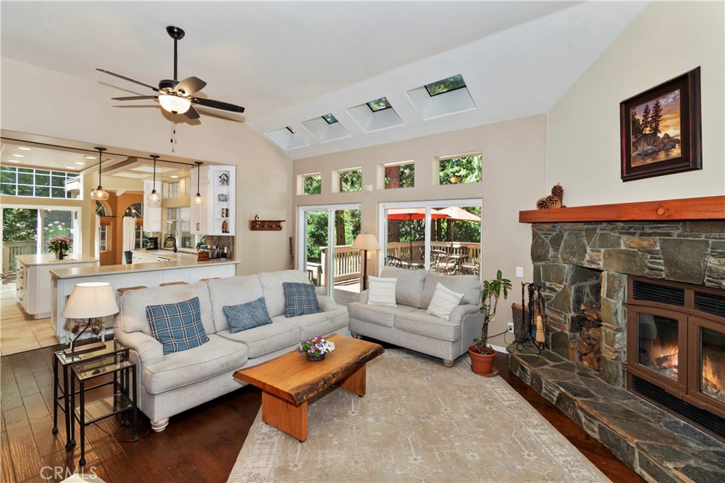 355 Cedar Ridge Drive Lake Arrowhead, CA 92352 - Photo 16 of 64 Great entertaining areas.