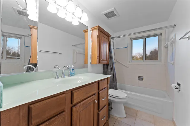 $245,000 | 195 Duxbury Court, Unit D, Bloomingdale, IL 60108