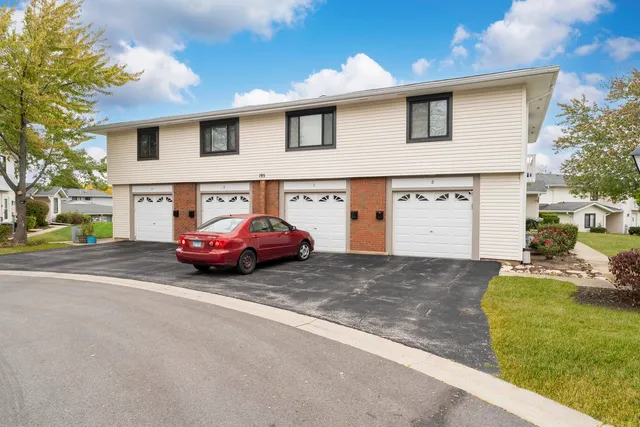 $245,000 | 195 Duxbury Court, Unit D, Bloomingdale, IL 60108
