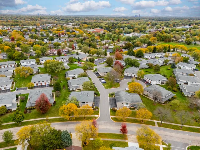 $245,000 | 195 Duxbury Court, Unit D, Bloomingdale, IL 60108