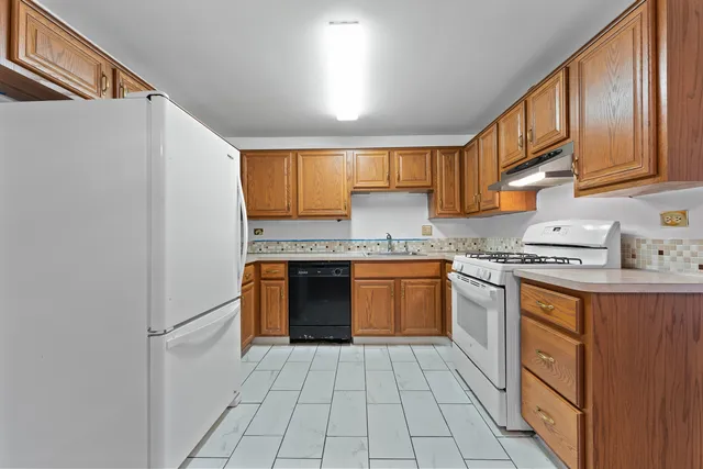 $245,000 | 195 Duxbury Court, Unit D, Bloomingdale, IL 60108