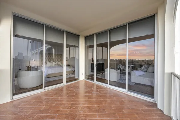 a view of empty room with window