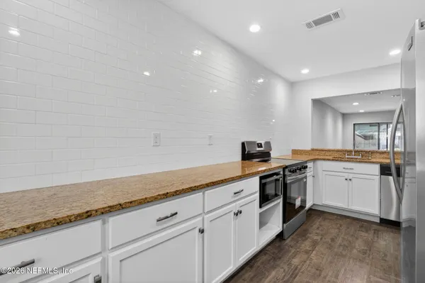 $2,000 | 7701 Baymeadows Circle West, Unit 1052, Jacksonville, FL 32256