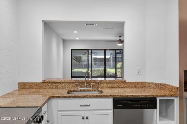 $2,000 | 7701 Baymeadows Circle West, Unit 1052, Jacksonville, FL 32256